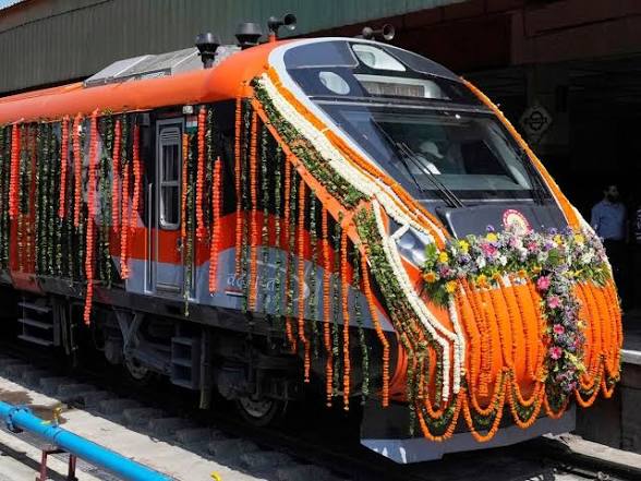 पीएम मोदी ने अयोध्या से पटना के लिए नई वंदे भारत एक्सप्रेस को हरी झंडी दिखाई।