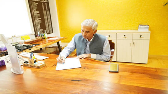 <b>Anurag Jain assumes charge as new CEO of NITI Aayog.</b>