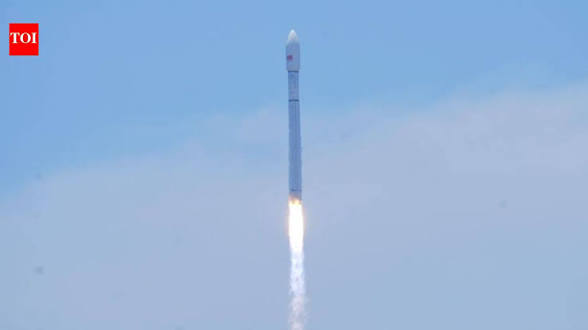 <b>China launches 24th batch of low-orbit internet satellites from Hainan.</b>