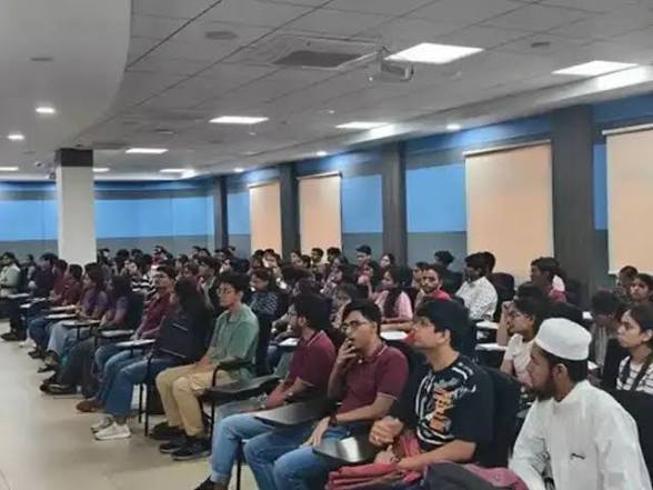 <b>NITI Aayog report highlights 8.7 crore Indian NEET youth.</b>