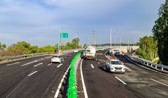 <b>NHAI to upgrade 1033 helpline with AI and location tracking.</b>
