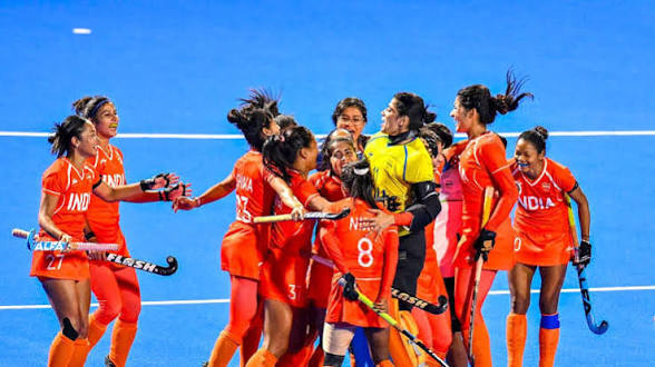 <b>Odisha announces Rs.11 lakh each for Indian women’s hockey players.</b>
