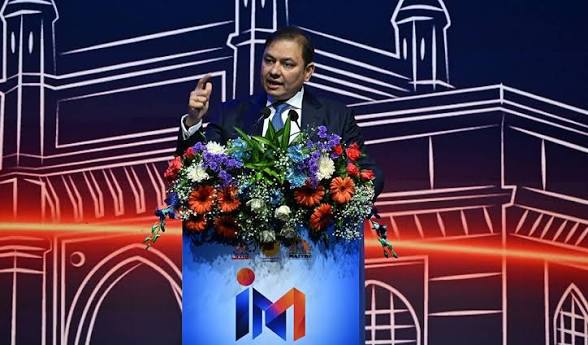 <b>Adani Group commits Rs.6 trillion investment in Maharashtra.</b>